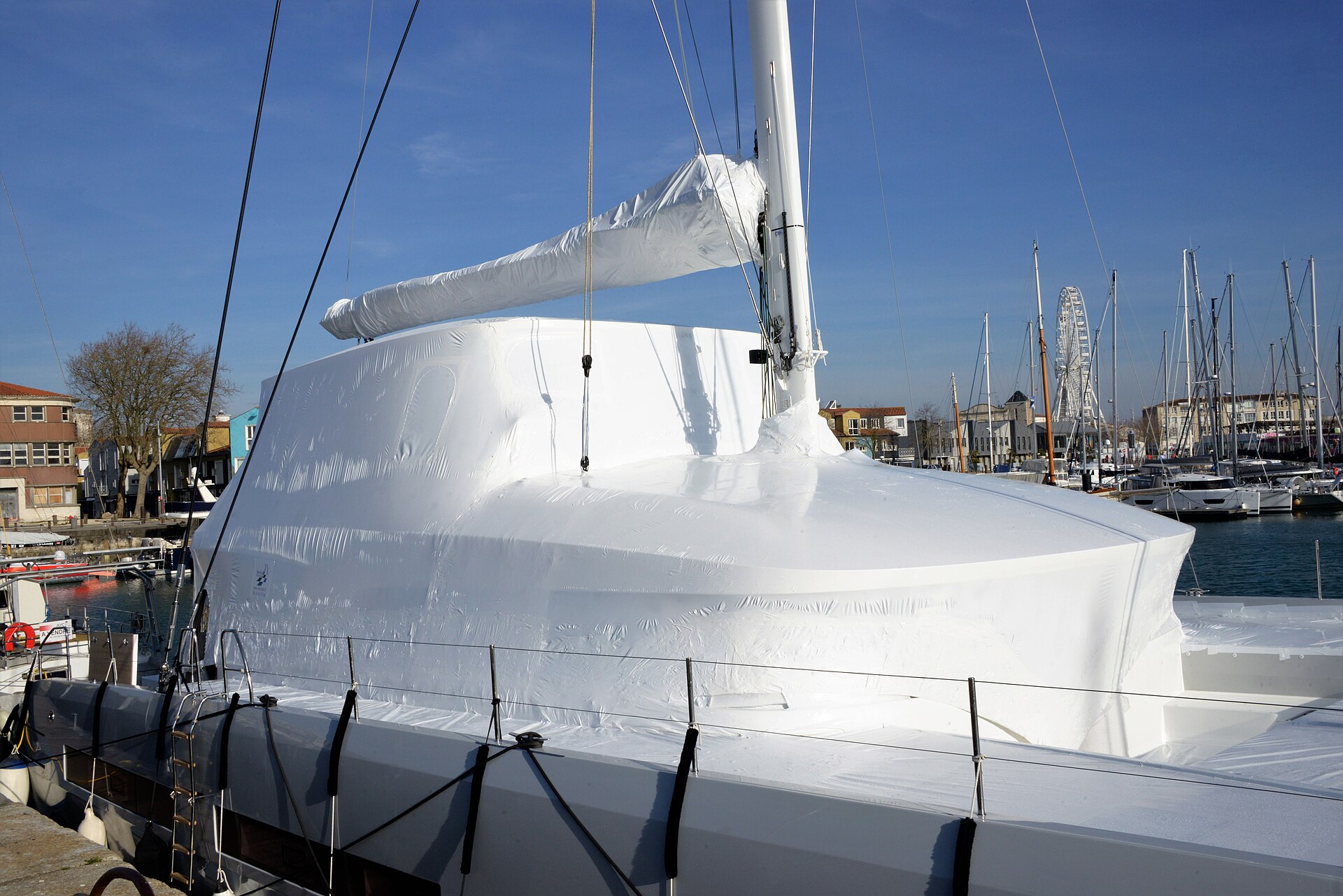 Kış için shrink-wrap örtü ile korunmuş yelkenli
